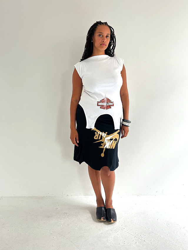 Black/Gold Nike T-skirt - Size L
